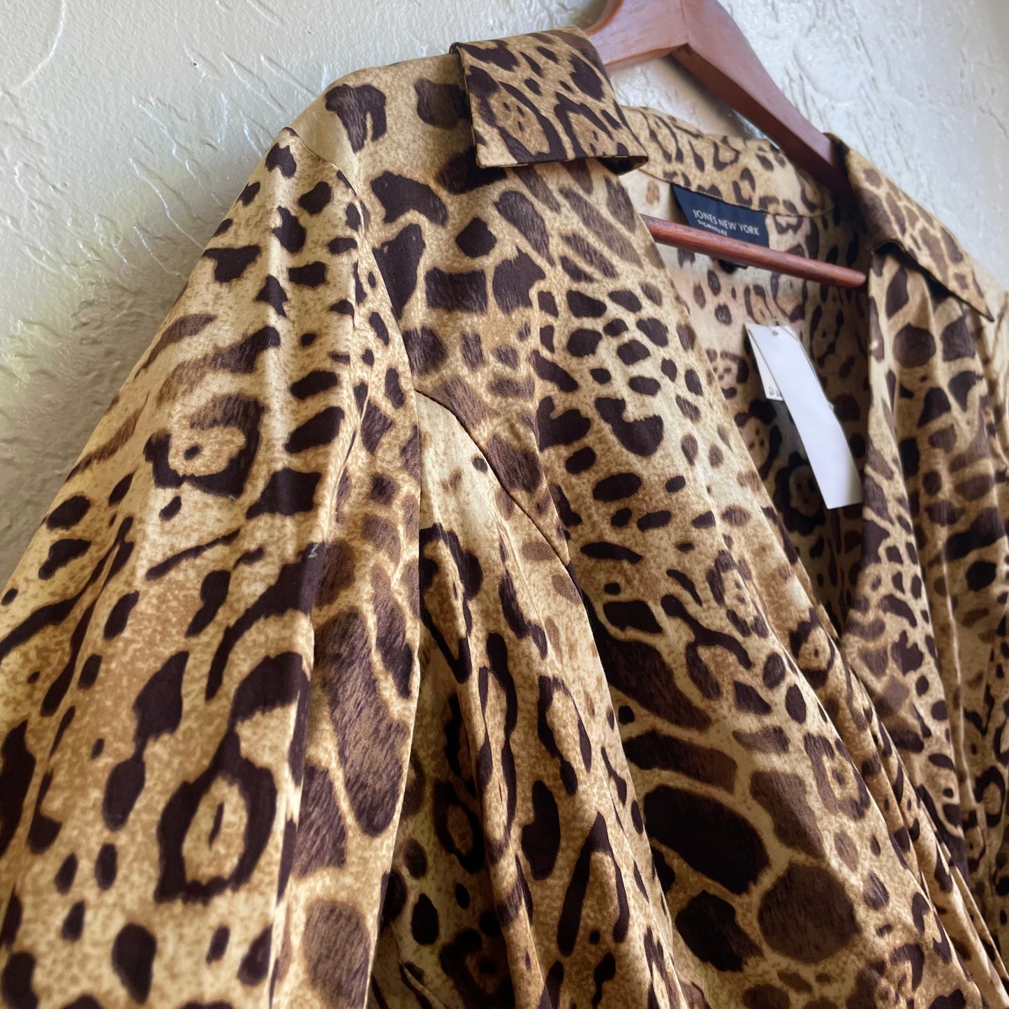 Vintage Cheetah Print V-Neck Shirt | Large