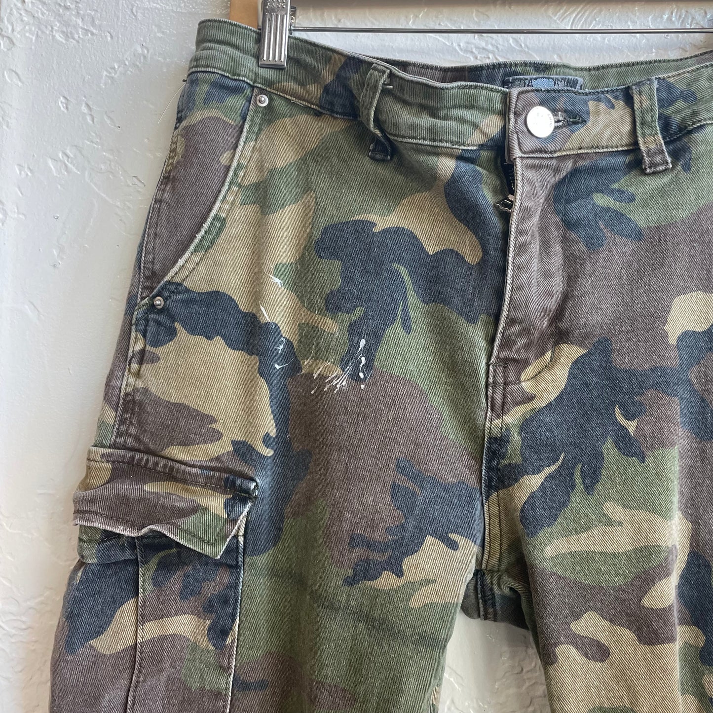 Amiri Camo Distress Cargo Jeans | Men's 36 x 29