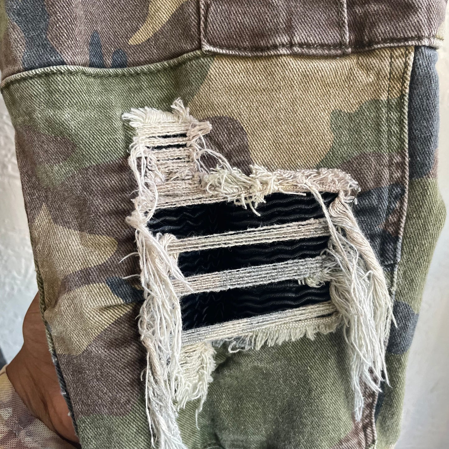 Amiri Camo Distress Cargo Jeans | Men's 36 x 29