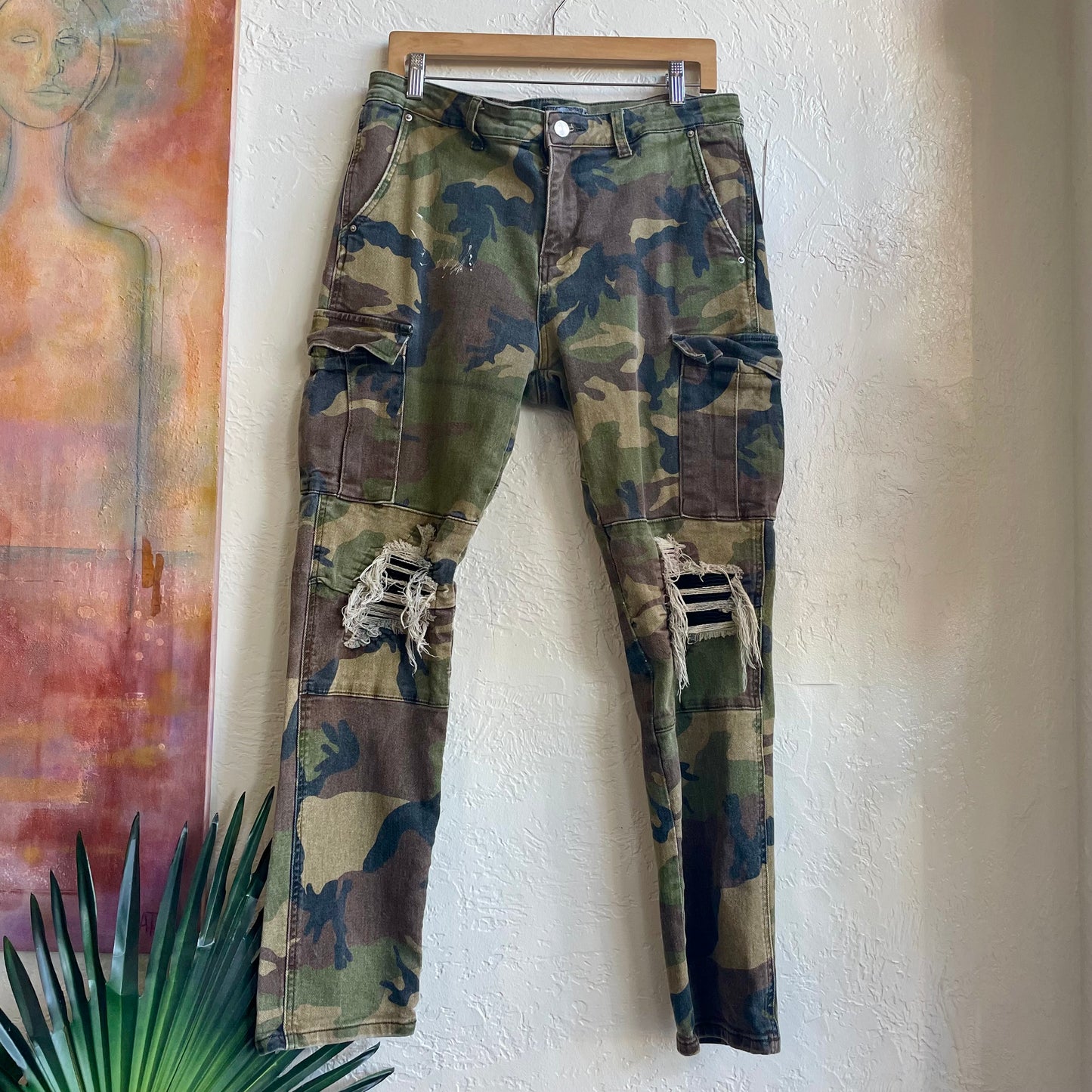 Amiri Camo Distress Cargo Jeans | Men's 36 x 29