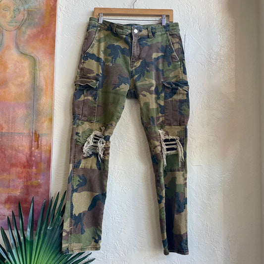 Amiri Camo Distress Cargo Jeans | Men's 36 x 29