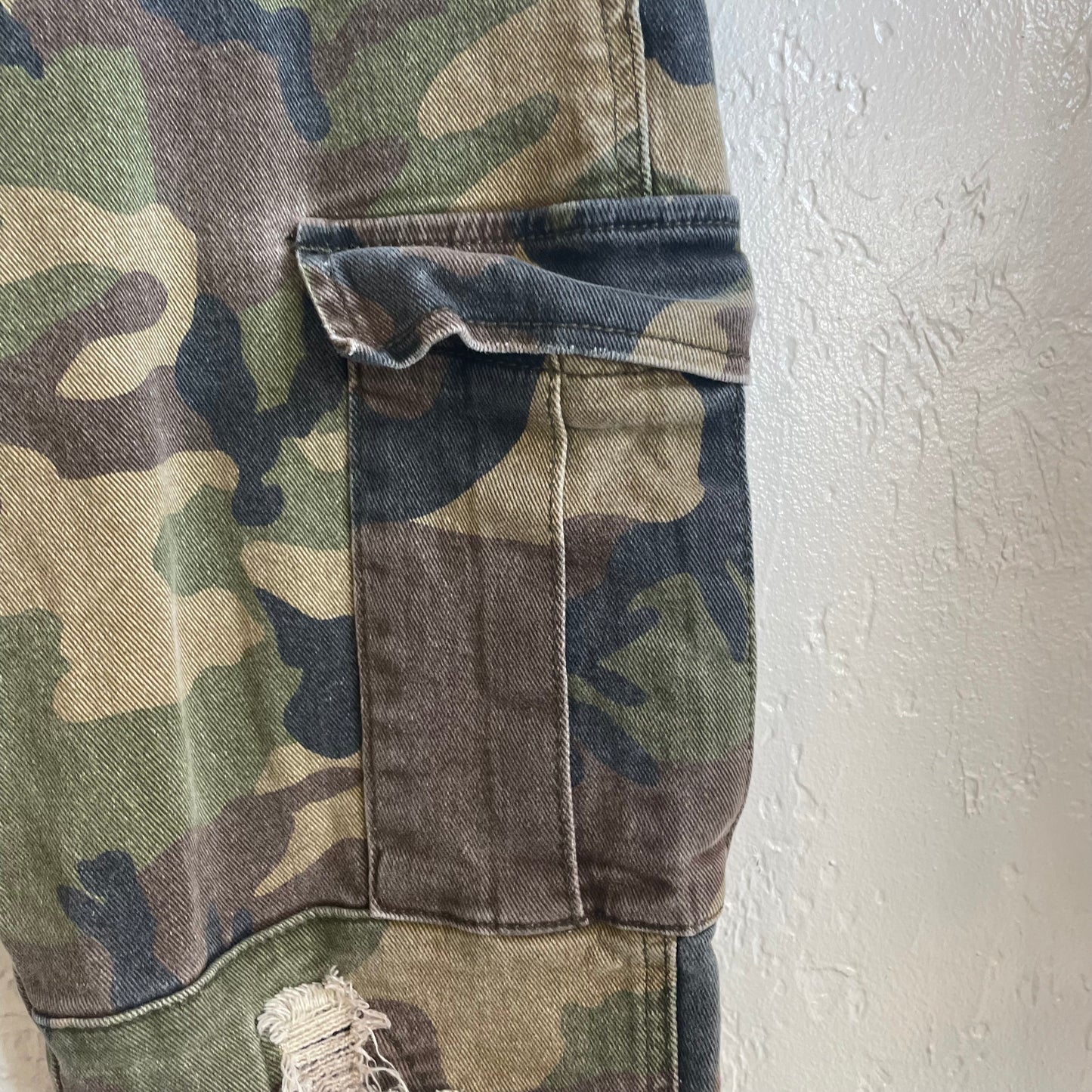 Amiri Camo Distress Cargo Jeans | Men's 36 x 29