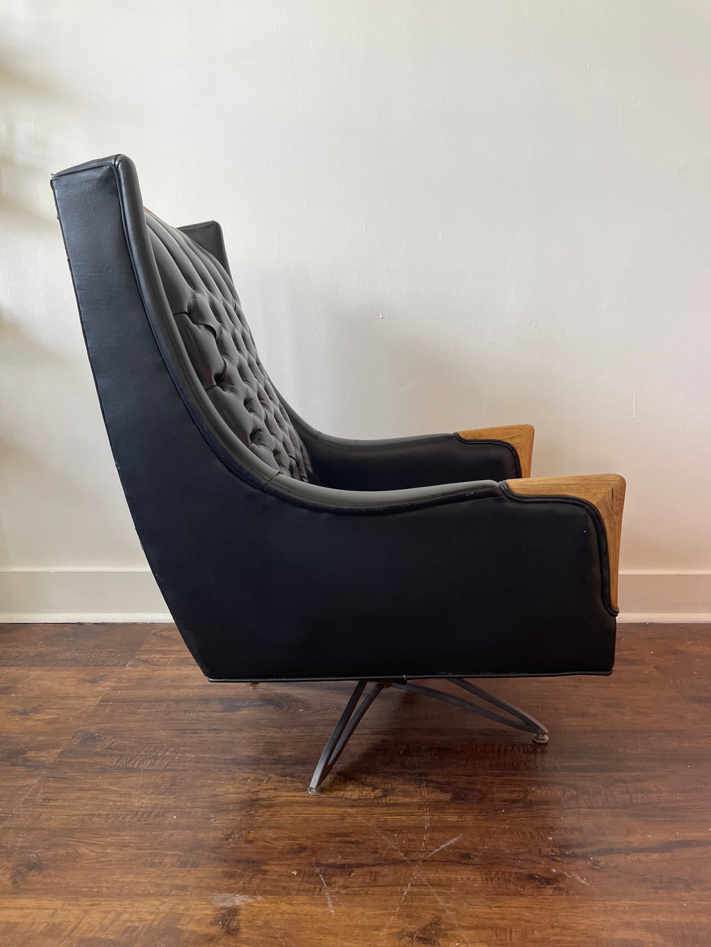 Kroehler Mid-Century Modern Tufted Black Swivel Lounge Chair